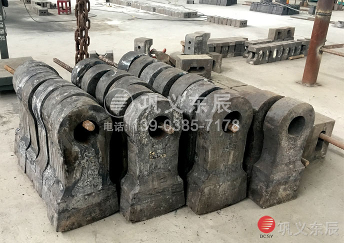 云南哪個(gè)廠家在做粉碎機(jī)抗磨錘頭 /upfile/201812/2018122139095213.jpg